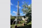 Travail contemporain 
Tour Eiffel 

Réplique en aluminium.

Haut. 5  Larg....
