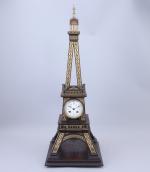Travail français vers 1900 
Pendule Tour Eiffel 

en bois teinté...