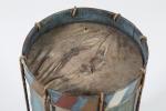 Grand tambour de style

en bois polychrome bleu orné d'un écu....