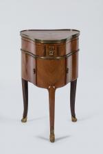 Travail de qualité de style Transition, XIXe siècle
Table de toilette...