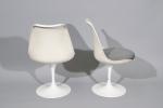 Eero Saarinen (Finlandais, 1910-1961)Paire de chaises modèle Tulip, modèle créé...