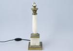 PIED de LAMPE en albâtre et bronze imitant une colonne...