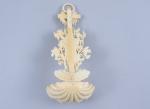 DIEPPE, 1901Exceptionnel bénitier aux rosiersen ivoire finement sculpté, surmonté d'un...