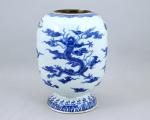 Japon, époque Edo (1603-1868), XIXe siècle.Vase sur piédouche de forme...