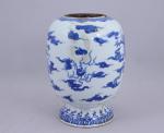Japon, époque Edo (1603-1868), XIXe siècle.Vase sur piédouche de forme...