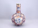 Japon, début du XXe siècle.Grand vase bouteille en porcelaine décorée...