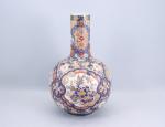 Japon, début du XXe siècle.Grand vase bouteille en porcelaine décorée...