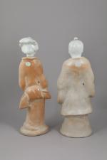 Japon, XXe siècle. 
Couple de personnages debout 

en porcelaine partiellement...