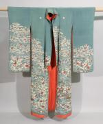Japon, XXe siècle. Kimono de cérémonieen soie, au décor de...