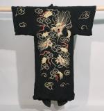 Japon, moderne. Kimono en soie noire brodée aux fils dorés...
