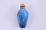 Chine, XVIIIe/XIXe siècle.
Flacon tabatière balustre 

en verre bleu saphir légèrement...