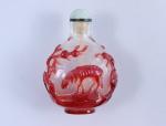 Chine, XIXe siècle.
Flacon tabatière arrondi 

en verre overlay rouge sur...