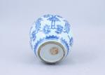 Chine, époque Qianlong, XVIIIe siècle.Pot à gimgembre en porcelaine bleu-blanc...
