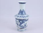 Chine, début du XXe siècle. 
Petit vase

en porcelaine au long...