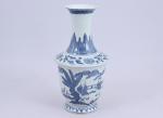 Chine, début du XXe siècle. 
Petit vase

en porcelaine au long...