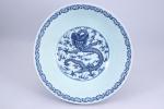 Chine, vers 1900.Grand bol en porcelaine décorée en bleu sous...