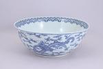 Chine, vers 1900.Grand bol en porcelaine décorée en bleu sous...