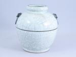 Chine, fin du XIXe siècle.Jarre en porcelaine craquelée blanche, les...