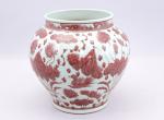 Chine, XXe siècle.Vase blanc à décor de fleurs et d'oiseaux...