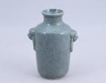 Chine, XIXe siècle.
Petit vase

en céramique bleu-gris décoré de tête de...