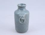 Chine, XIXe siècle.
Petit vase

en céramique bleu-gris décoré de tête de...