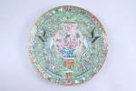 Chine, Canton, XIXe siècleAssiette en porcelaine émaillée polychrome à décor...