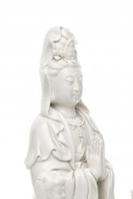 Chine, moderne.
Guanyin 

en porcelaine émaillée blanc de Chine, assise sur...