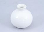 Chine, moderne.Pot globulaire en porcelaine blanche. Haut. 11,5 cm.