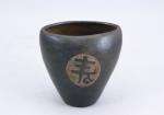 Chine, moderne. Vase en terre cuite avec un idéogramme sur...