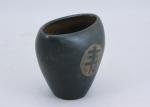Chine, moderne. Vase en terre cuite avec un idéogramme sur...