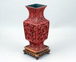 Chine, XXe siècle.Vase quadrangulaire en laque, à décor de dragons....
