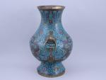 Chine, fiin d'époque Ming (1368-1644), XVIIe siècle.Vase de forme "hu"...