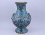 Chine, fiin d'époque Ming (1368-1644), XVIIe siècle.Vase de forme "hu"...