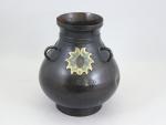 Japon, vers 1900.
Vase

en bronze à trois anses au décor de...