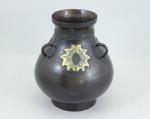 Japon, vers 1900.
Vase

en bronze à trois anses au décor de...
