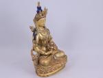 Tibet, moderne.Statuette de Bouddha couronné en bronze doré rehaussé de...