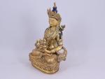 Tibet, moderne.Statuette de Bouddha couronné en bronze doré rehaussé de...