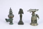 Inde, XIXe siècle.
Deux lampes à huile et une statuette de...