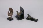 Inde, XIXe siècle. Trois ronde-bosses aviformes en bronze, lune à...