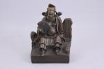 Chine, début du XXe siècle.
Portrait d'un dignitaire

en bronze patiné, assis...