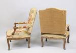 Paire de fauteuils à dossier droit en bois naturel. Les...