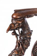 Fauteuil au phénix en bois sculpté et patiné, aux ailes...