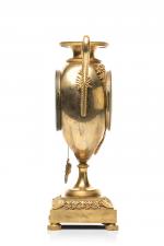 Pendule au vase antique en bronze doré ornée de deux...