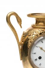 Pendule au vase antique en bronze doré ornée de deux...