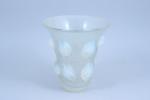 Dans le goût de René Lalique Vase "Saint-François"en verre moulé-pressé...