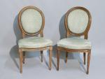 Paire de chaises médaillons en bois naturel mouluré et sculpté,...