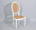 Chaise médaillon canné en bois laqué blanc, mouluré et sculpté....