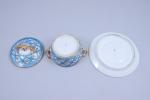 Petit bouillon et son plateau en porcelaine blanche décorée de...