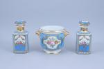 Paris, XIXe sièclePetit cache-pot en porcelaine polychrome sur fond bleu...