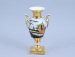 Paris, XIXe siècle Petit vase balustreen porcelaine dorée. Deux prises...